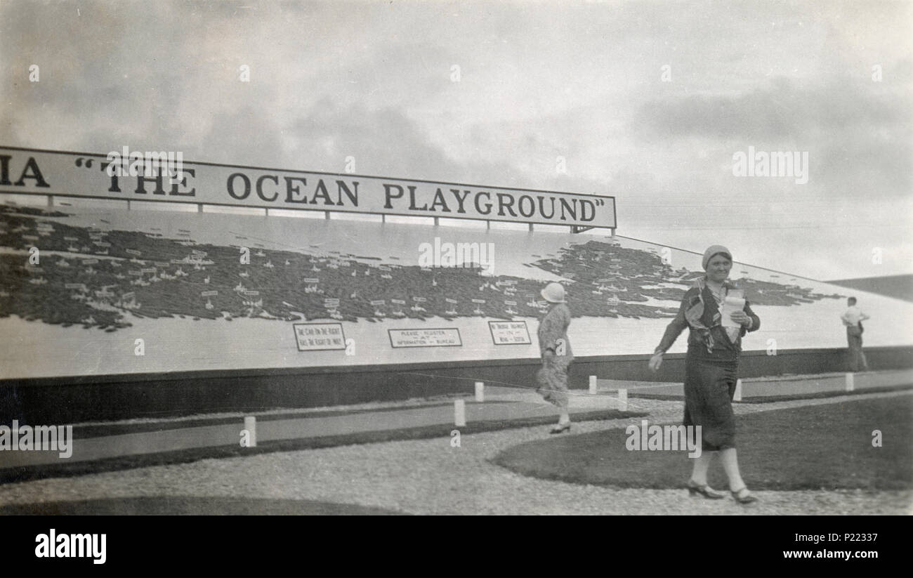 Antique circa 1930 fotografia e la mappa di rilievo della Nova Scotia sul Nova Scotia-New confine Brunswick, Canada. "Benvenuti a Nova Scotia, l'Oceano parco giochi.' Fonte: FOTOGRAFIA ORIGINALE Foto Stock
