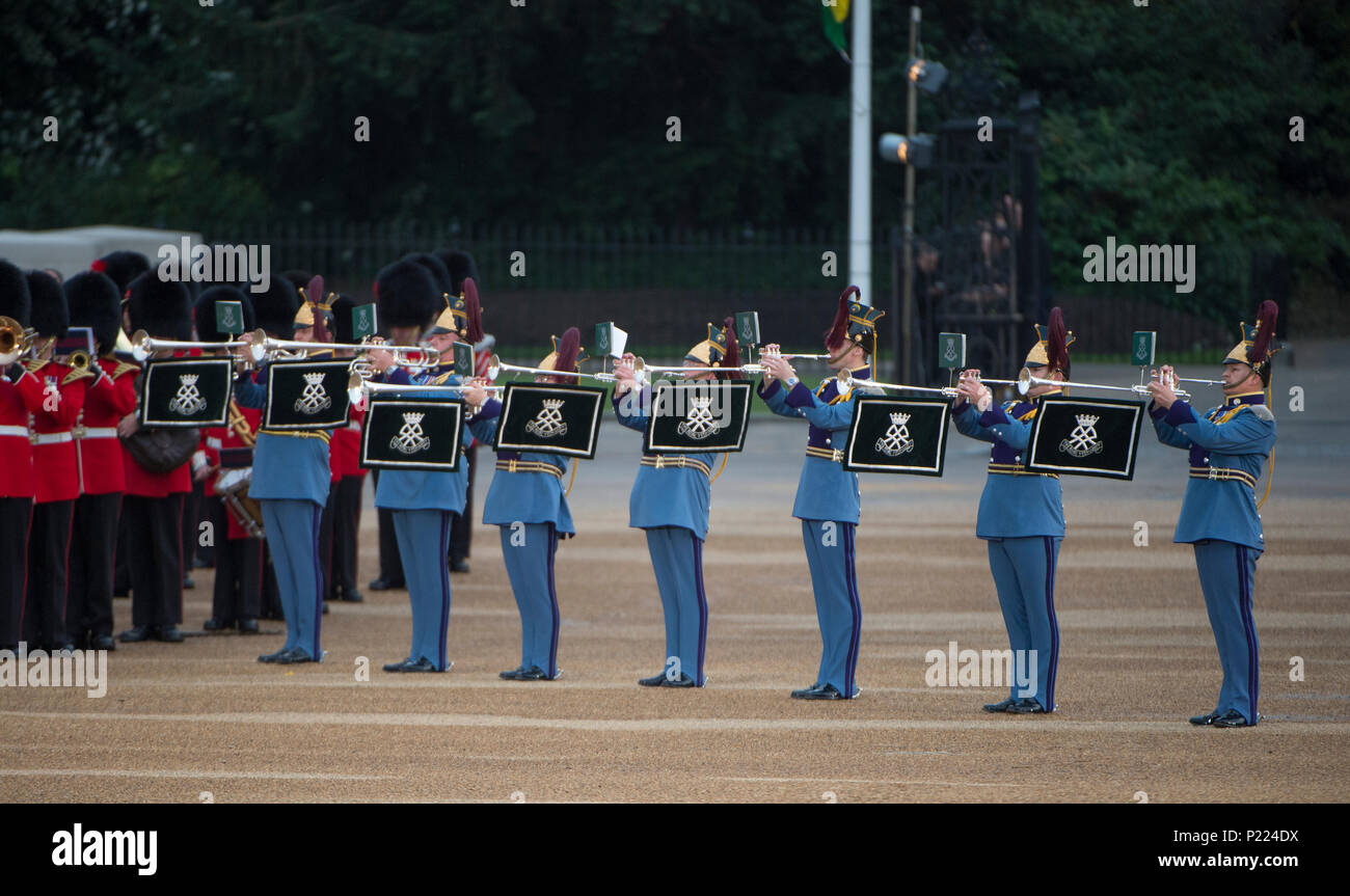 7 giugno 2018, Londra, Regno Unito. Esercito britannico battendo Retreat sera musica militare nella spettacolare sfilata delle Guardie a Cavallo. Credito: Malcolm Park/Alamy Foto Stock
