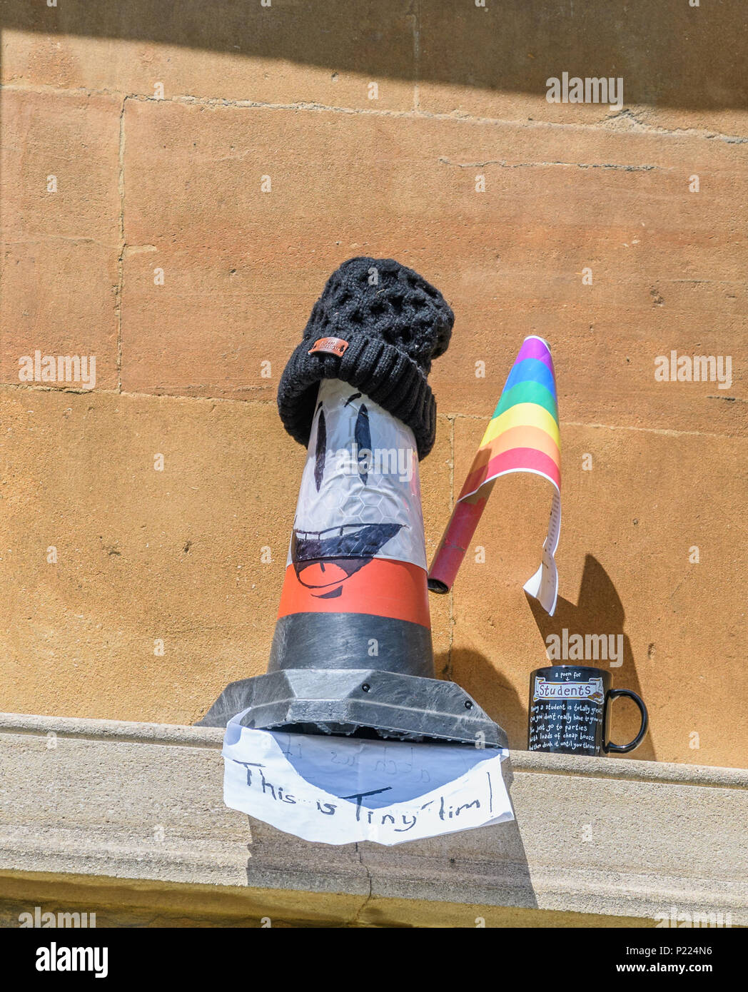 Un'immagine Tiny Tim e una tazza lodando l indolenza della vita studentesca, su una sporgenza della Radcliffe Camera biblioteca Bodleian Library presso l università di Oxford, Foto Stock