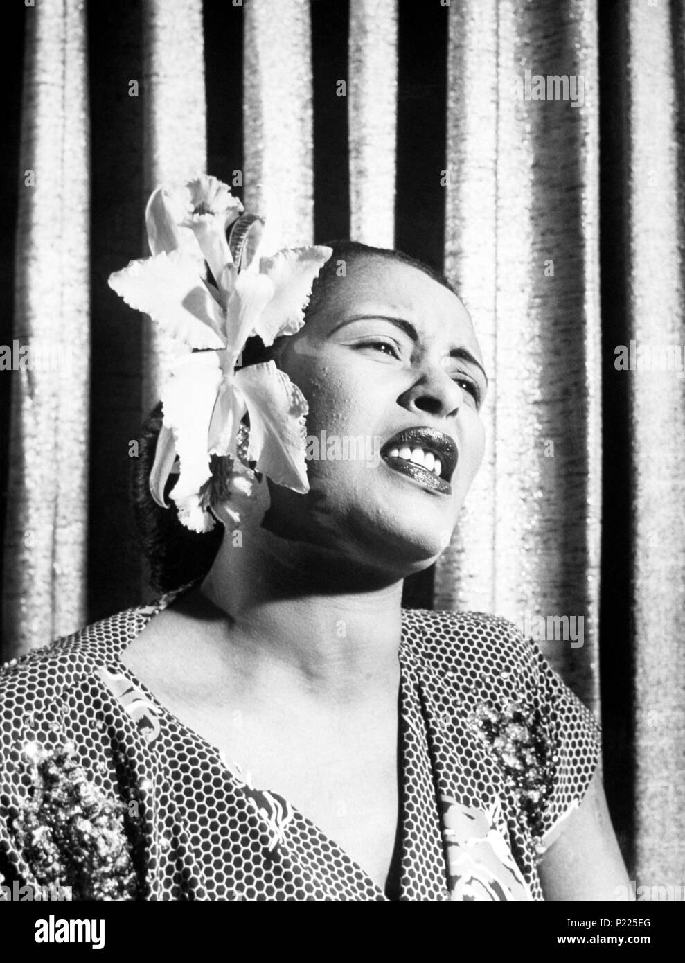 American blues cantante Billie Holiday cantando con un'orchidea nei suoi capelli, agli inizi degli anni cinquanta. Foto Stock