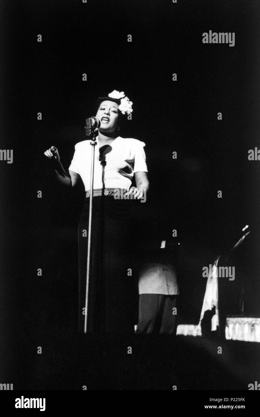 La cantante estadounidense de jazz Billie Holiday. Paramount Theatre, New York, 1941. Foto Stock