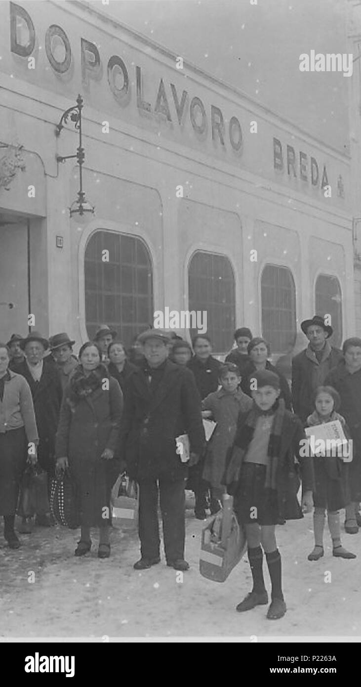 Fondazione Isec Sesto San Giovanni, Archivio storico Breda, Cons Fondazione Isec Sesto San Giovanni, Archivio storico Breda, consegna dei pacchi dono natalizi presso il Dopolavoro Breda di Sesto San Giovanni, 1935 65 Consegna dei pacchi dono natalizi presso il Dopolavoro Breda - san dl SAN IMG-00002290 Foto Stock