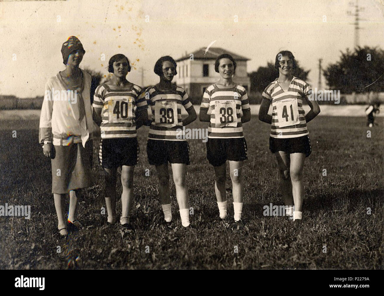 . Italiano: atlete del gruppo sportivo aziendale Ercole Marelli, anni '30 (Fondazione Isec, Fondo Ercole Marelli) . 1 marzo 2011, 15:50:35. Fondazione Isec onlus - ICAR, Direzione Generale degli Archivi - MIBACT 24 atlete del gruppo sportivo aziendale Ercole Marelli, anni '30 - san dl SAN IMG-00002615 Foto Stock