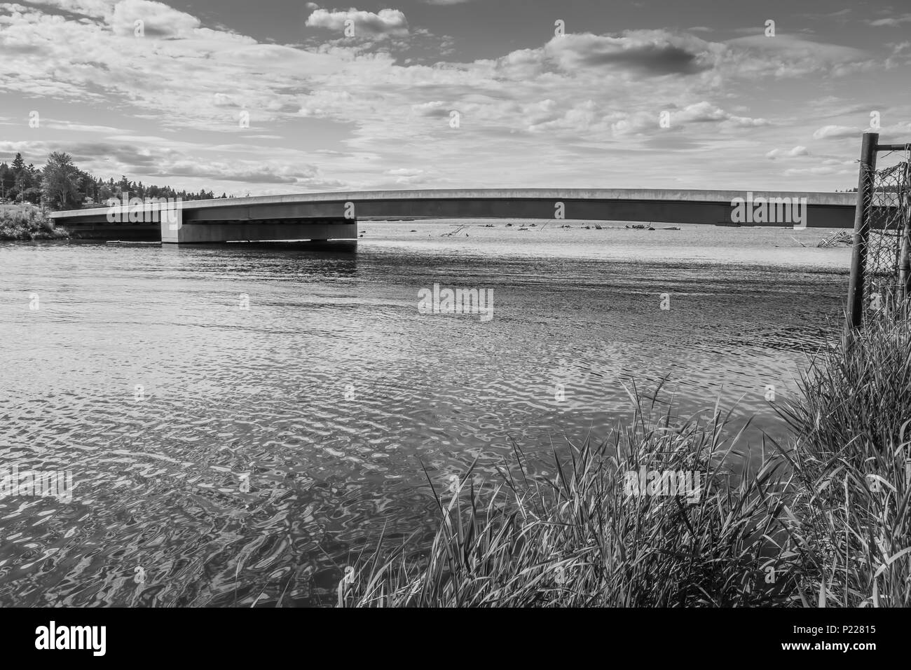 Una vista di un semplice ponte di cemento di Renton, Washington. Foto Stock