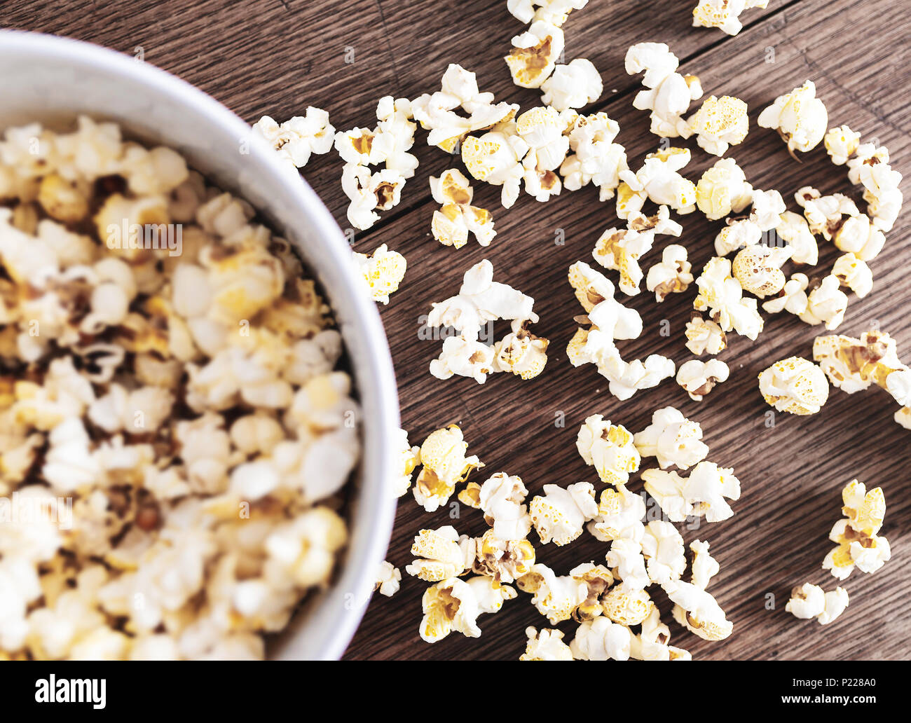 Direttamente al di sopra di close-up di ciotola riempita con popcorn su tavola in legno rustico Foto Stock