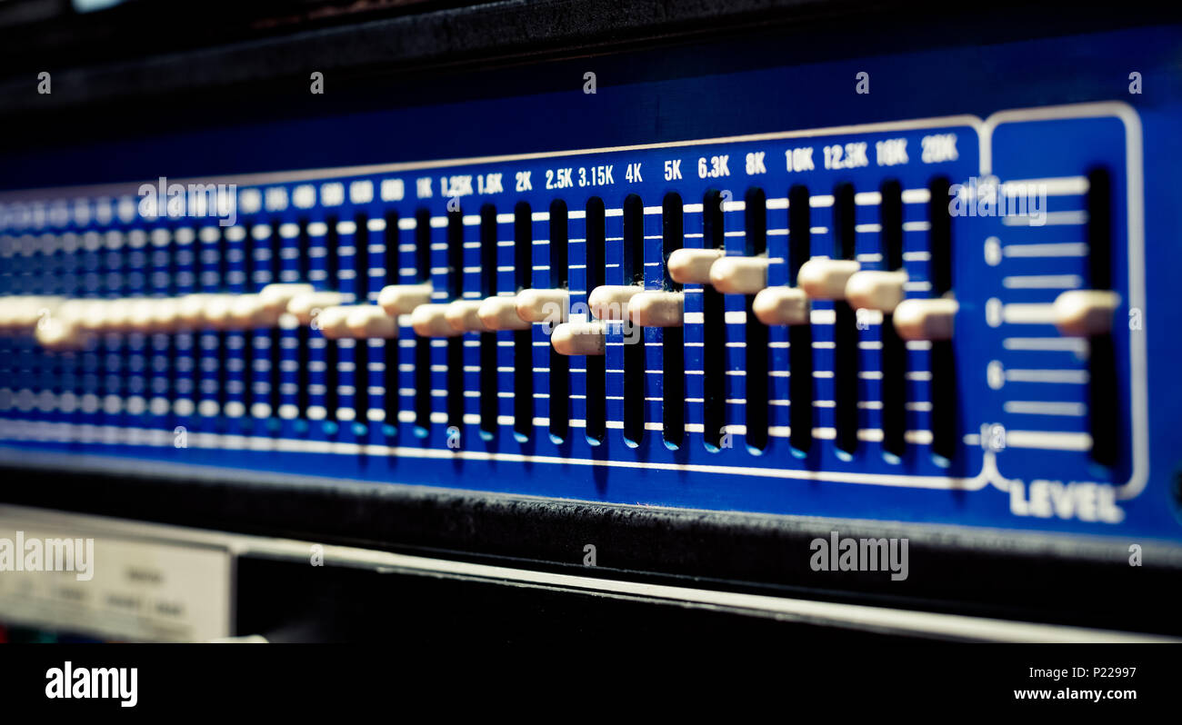 Macro close up del suono vintage studio apparecchiature audio equalizzatore pannello di controllo livelli di messa a fuoco selettiva Foto Stock