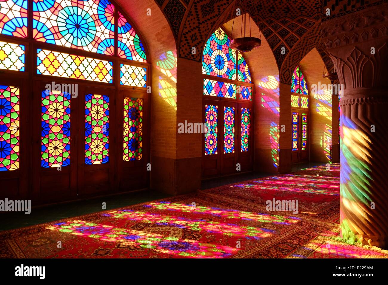 Colorati modelli di luce solare attraverso il vetro macchiato, da sinistra, la Moschea di rosa, Shiraz Iran Foto Stock