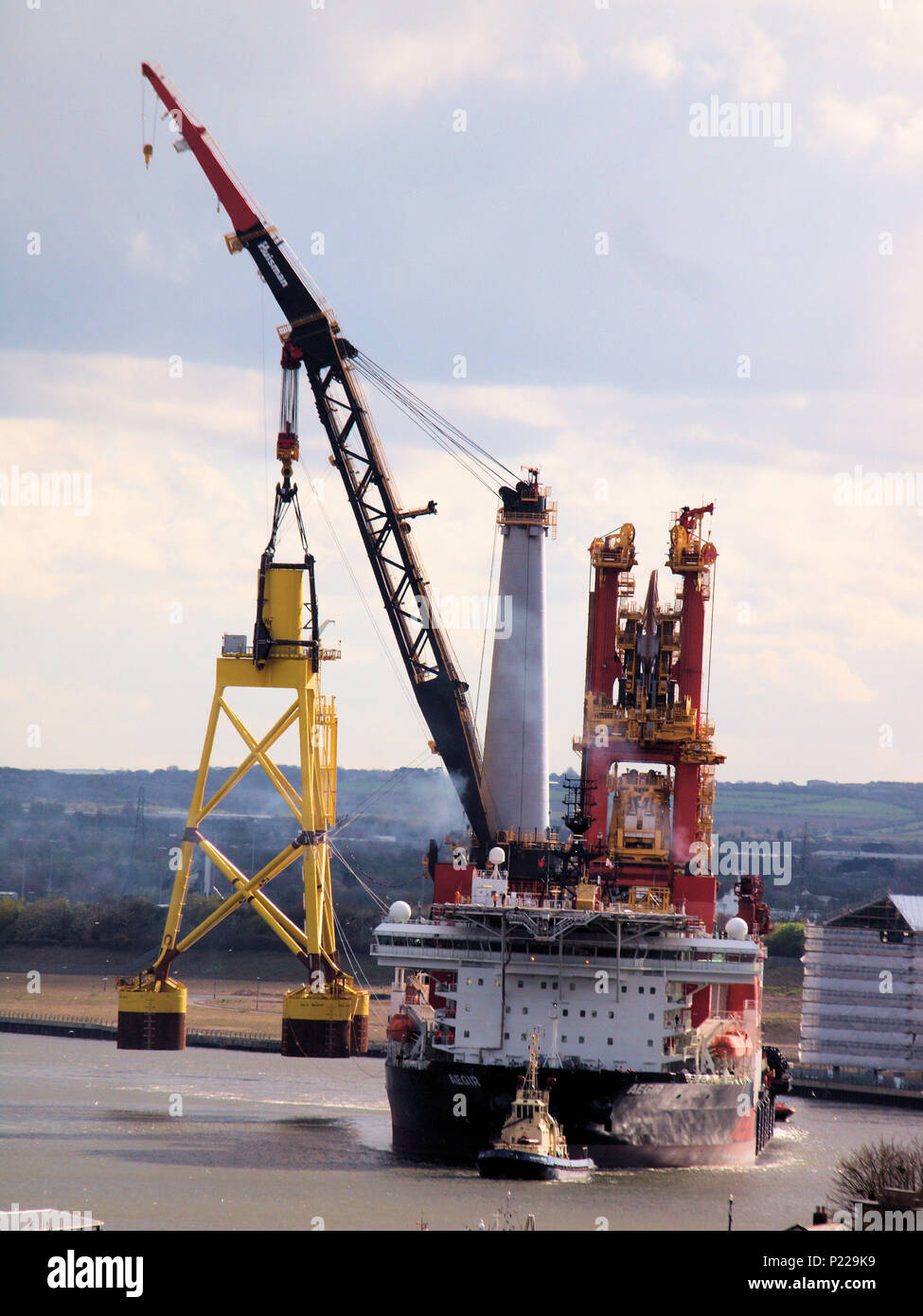 Il 50228T Heerema 'Aegir' subsea il sollevamento pesante costruzione nave che trasporta una turbina eolica camicia (gambe) sul fiume Tyne, Regno Unito. Foto Stock