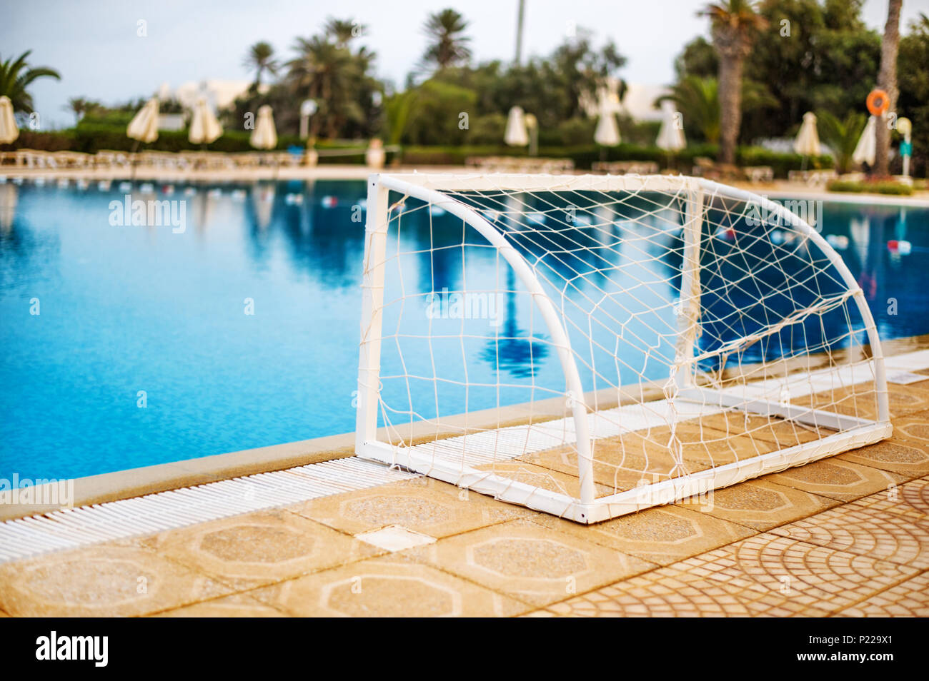 Obiettivo per la riproduzione di pallanuoto in piscina vista macro Foto Stock