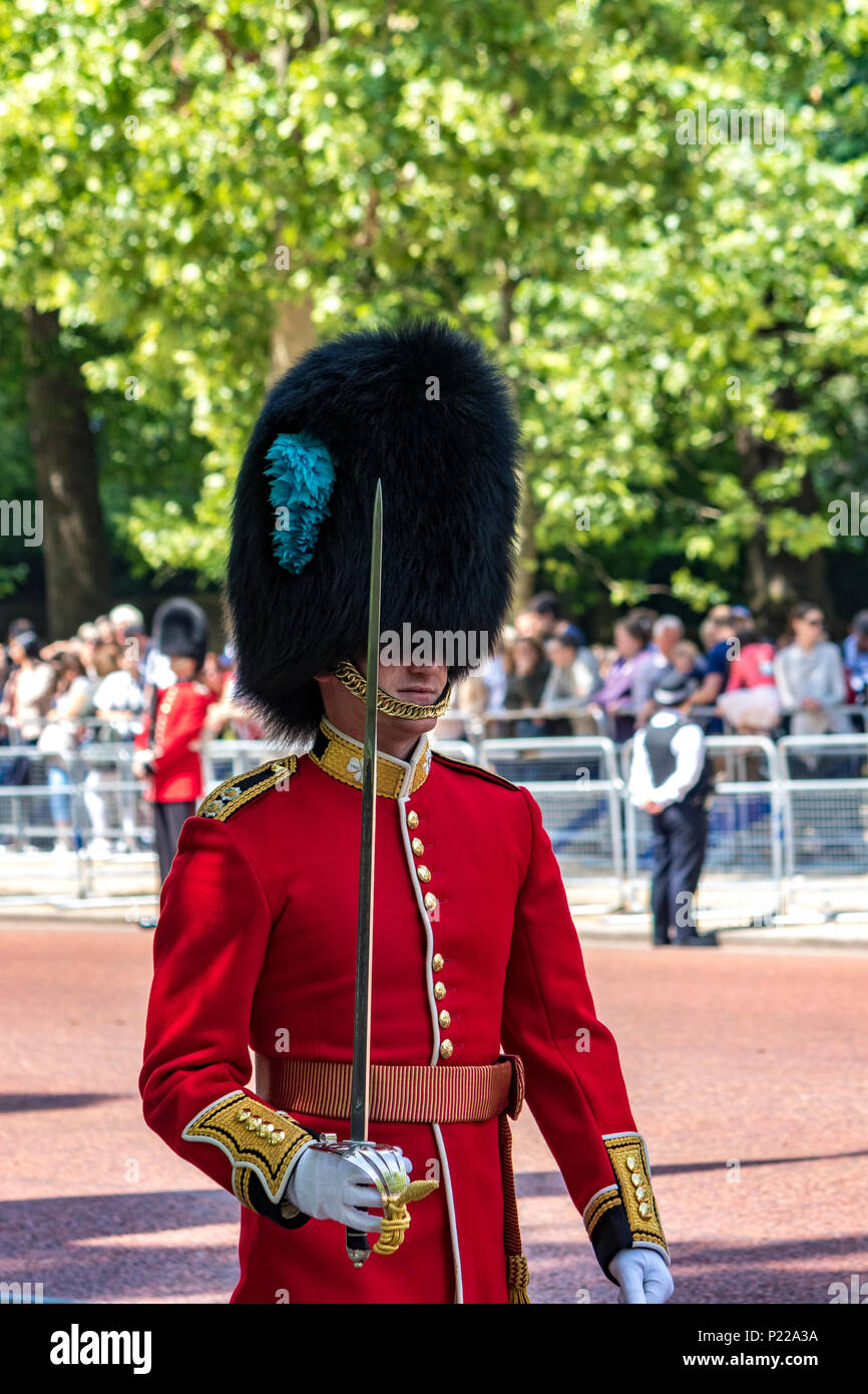 Un ufficiale della Guardia Irlandese che tiene una spada cammina lungo il Mall alla Trooping the Color o Queens Birthday Parade, Londra, UK, 2018 Foto Stock