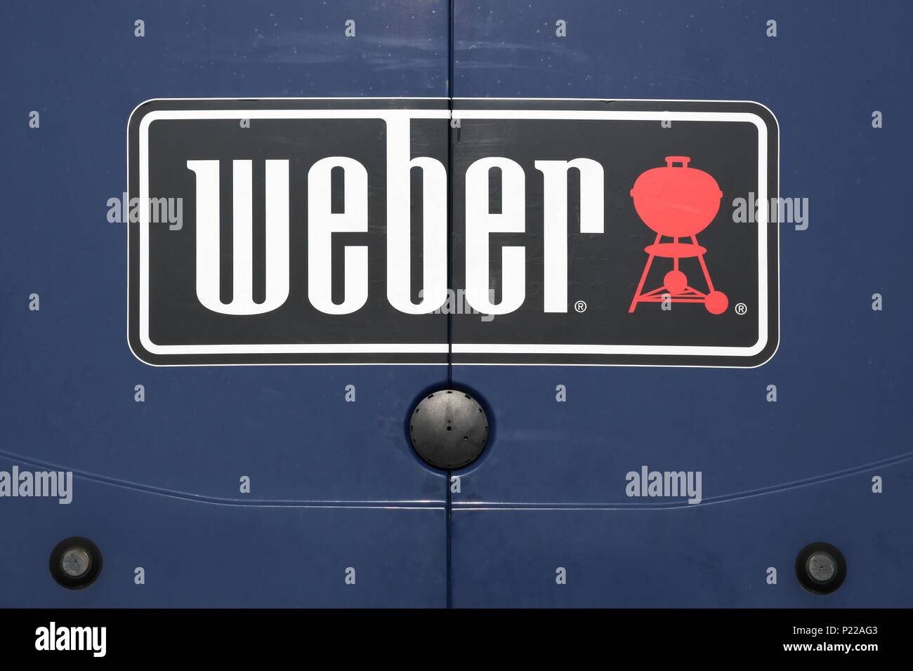 Himmerland, Danimarca - 23 agosto 2018:Weber logo su una vettura; Weber è una società privata americana produttrice di carbone, gas ed elettrico grill all'aperto Foto Stock