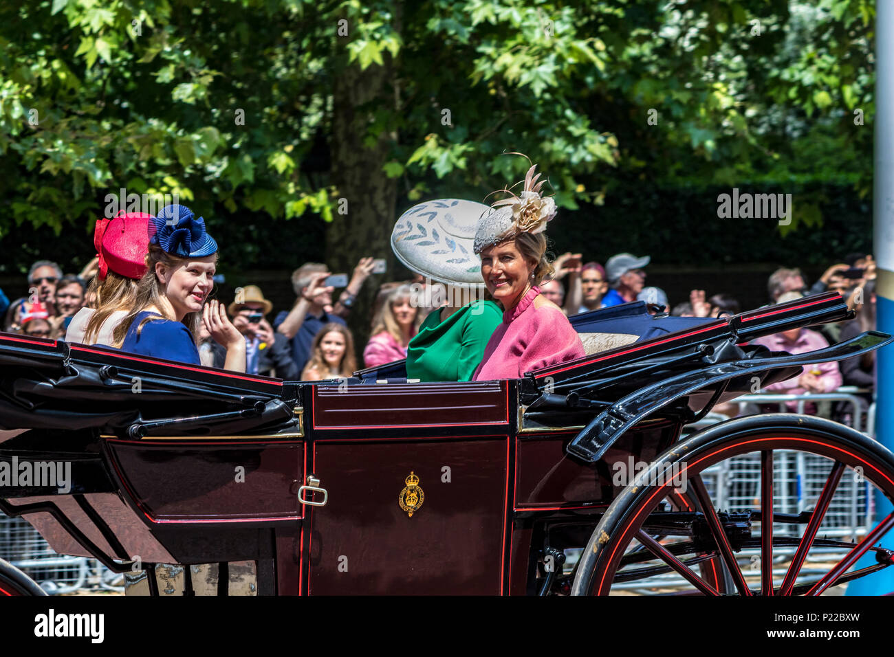Sophie la Contessa di Wessex e Lady Louise Windsor che cavalcano insieme in carrozza lungo il Mall a Trooping the Color, Londra, UK , 2018 Foto Stock