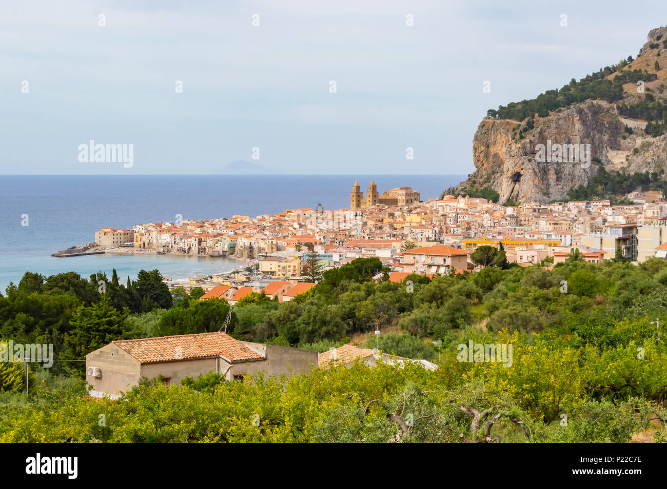 Vista della città di Cefalù, la sua basilica e la sua roccia nel nord-ovest della Sicilia Foto Stock