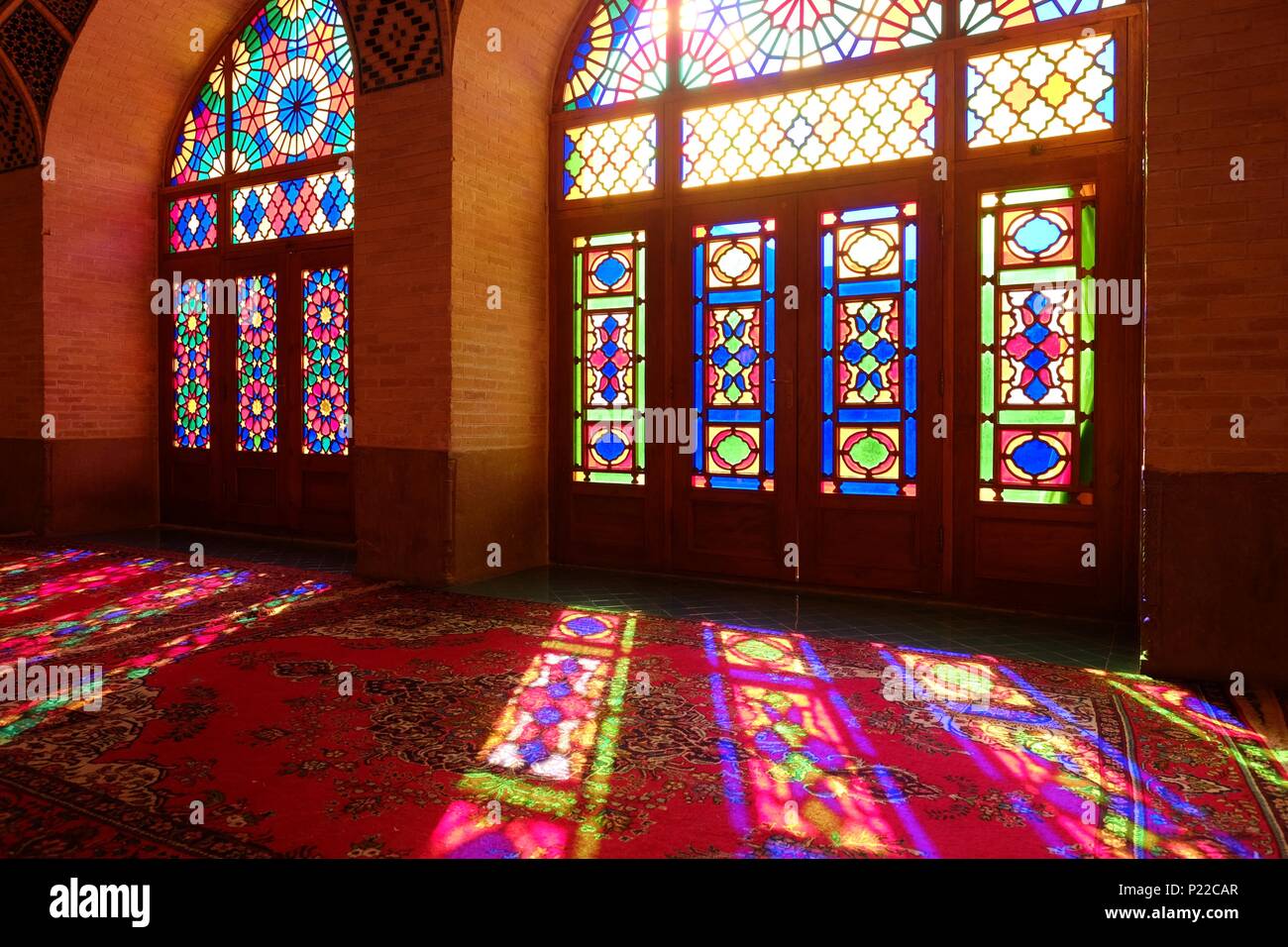 Colorati modelli di luce solare attraverso il vetro macchiato, da destra, Rosa moschea, Shiraz Iran Foto Stock