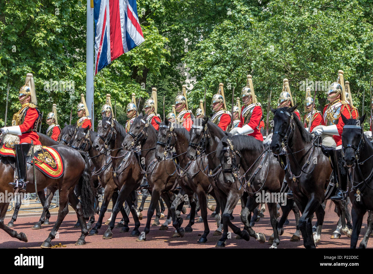 Soldiers of the Life Guards a cavallo, facendo la loro strada lungo il Mall a Trooping the Color o la Queen's Birthday Parade, Londra, Regno Unito Foto Stock