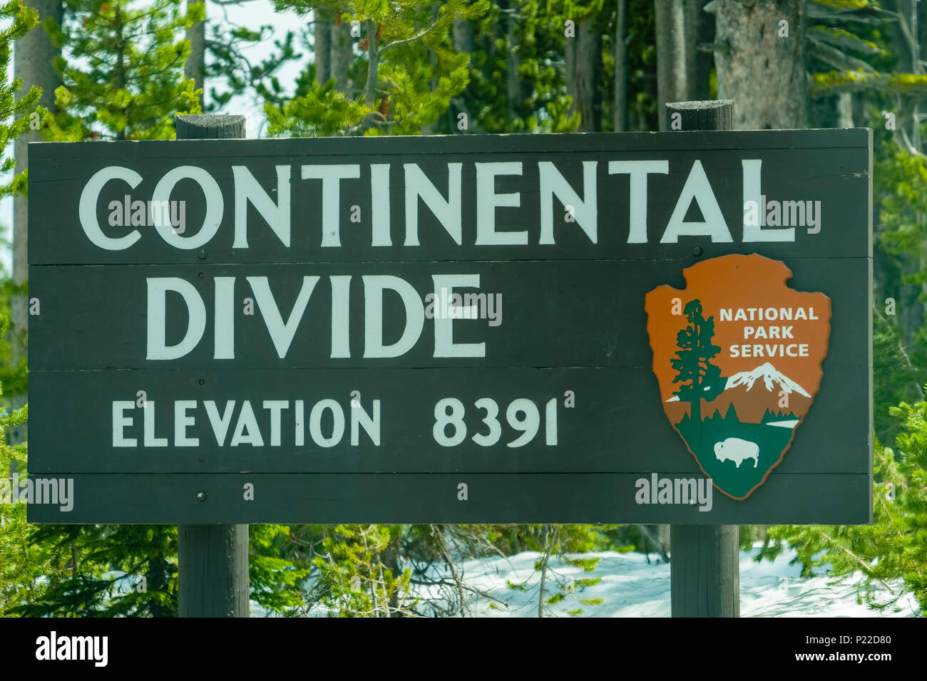National Park Service cartello in legno che indica il Continental Divide in western USA Foto Stock