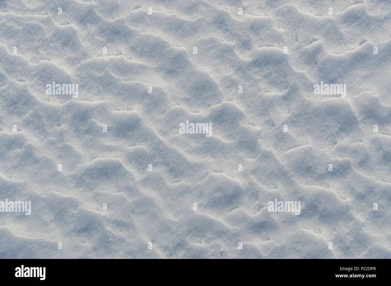 Neve ghiacciata creste sul lago ghiacciato formata dal vento Foto Stock