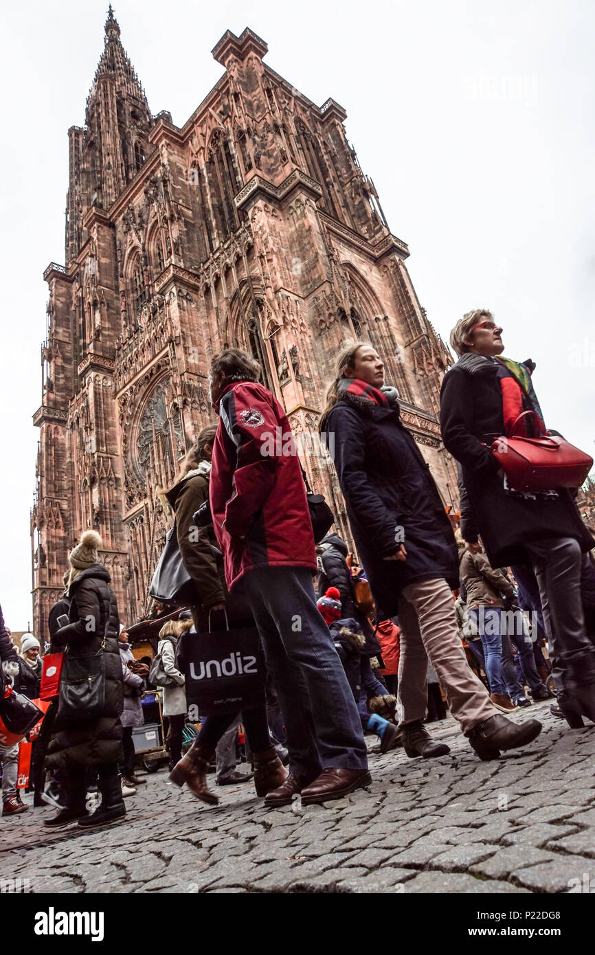 Strasburgo, Francia - 27 ottobre 2017: i turisti sono fodera fino di fronte alla Cattedrale di Nostra Signora o la Cattedrale di Notre-dame de Strasbourg, Cathedrale de Strasbourg, Strasbourg Minster . Foto Stock