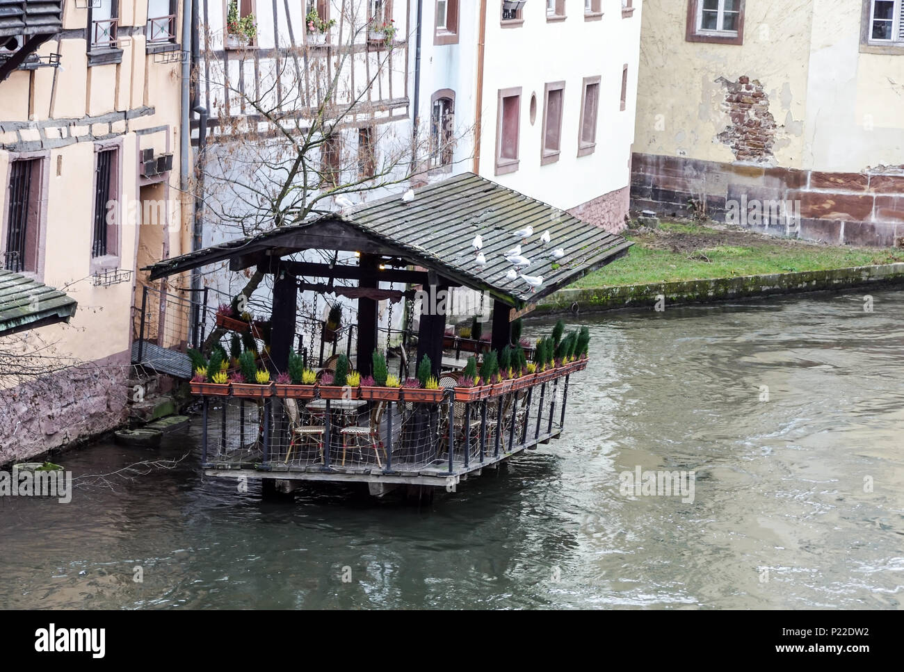 Strasburgo - Francia - 15 dicembre 2017 - architettura tradizionale e terrazza ristorante a little France trimestre a Strasburgo . Foto Stock