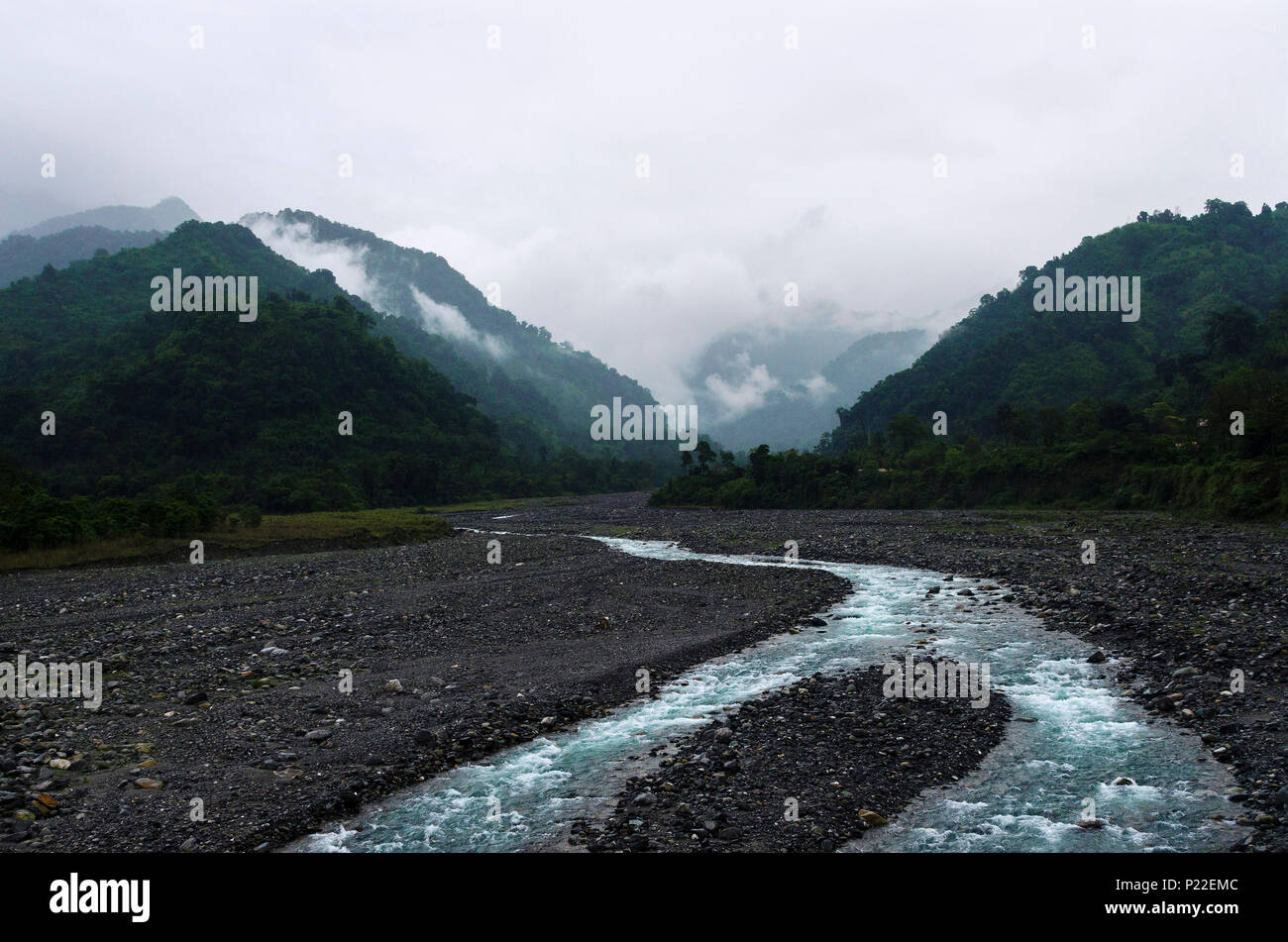 Si tratta di un immagine di un fiume in un cupo nuvoloso pomeriggio nelle colline di l'Arunachal Pradesh, India Foto Stock