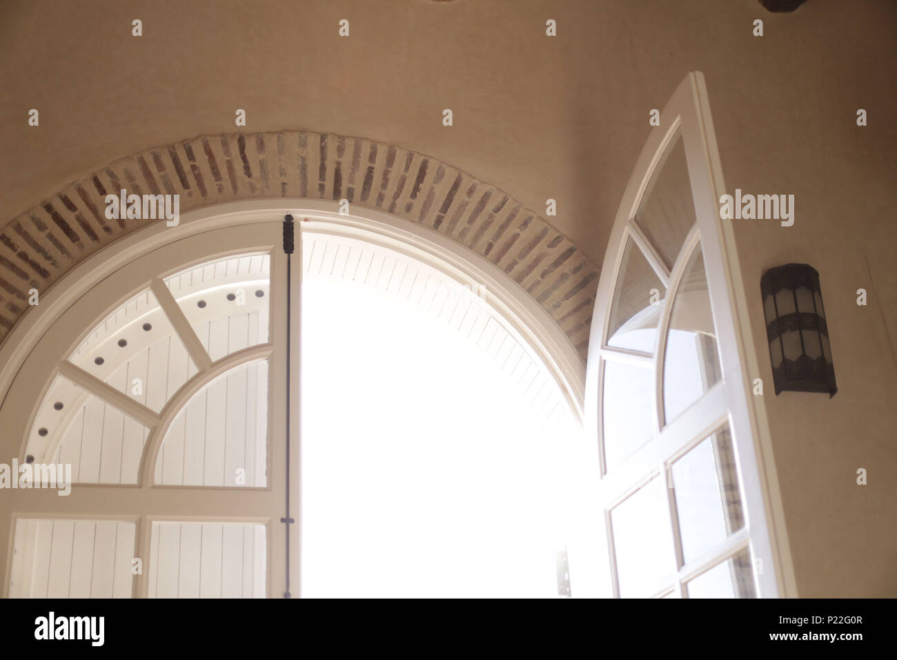 Il Marocco, Taroudant, Dominio Villa Resort Talaa, interni, dettaglio finestra aperta Foto Stock