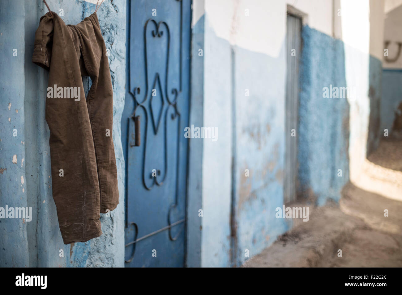 Il Marocco, Taghazout, townscape, casa di facciata, blue door, stendibiancheria Foto Stock