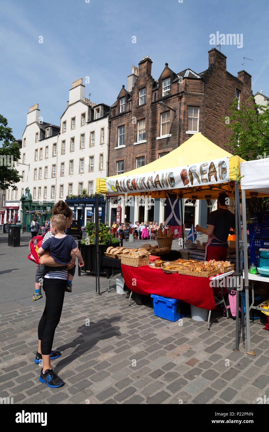 La madre e il bambino lo shopping nel mercato settimanale, Grassmarket, Edimburgo Città Vecchia, Edimburgo Scozia UK Europa Foto Stock