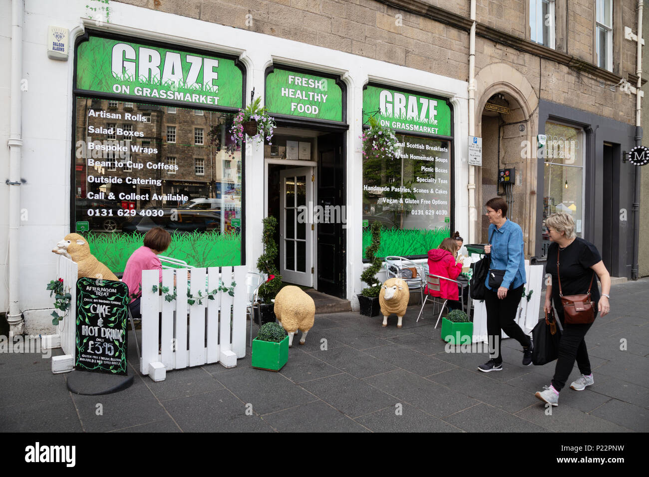 Edinburgh cafe; persone al di fuori di pascolare su Grassmarket cafe, Grassmarket, Edimburgo, Scozia UK Foto Stock