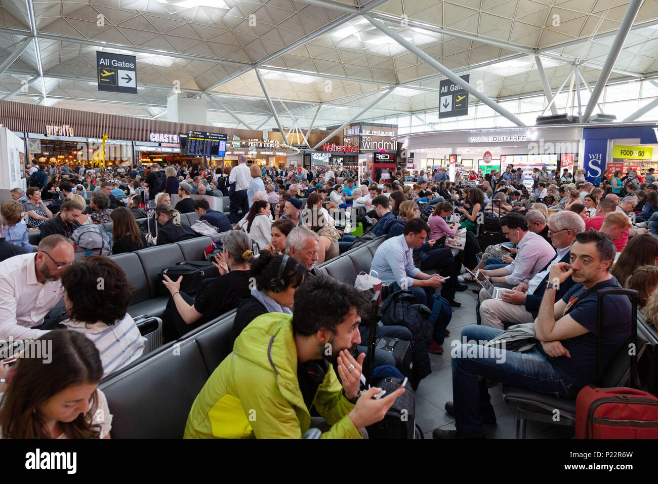L'aeroporto di Stansted partenze, molto affollato a causa di cancellazioni di voli, l'aeroporto di Stansted, Essex London REGNO UNITO Foto Stock