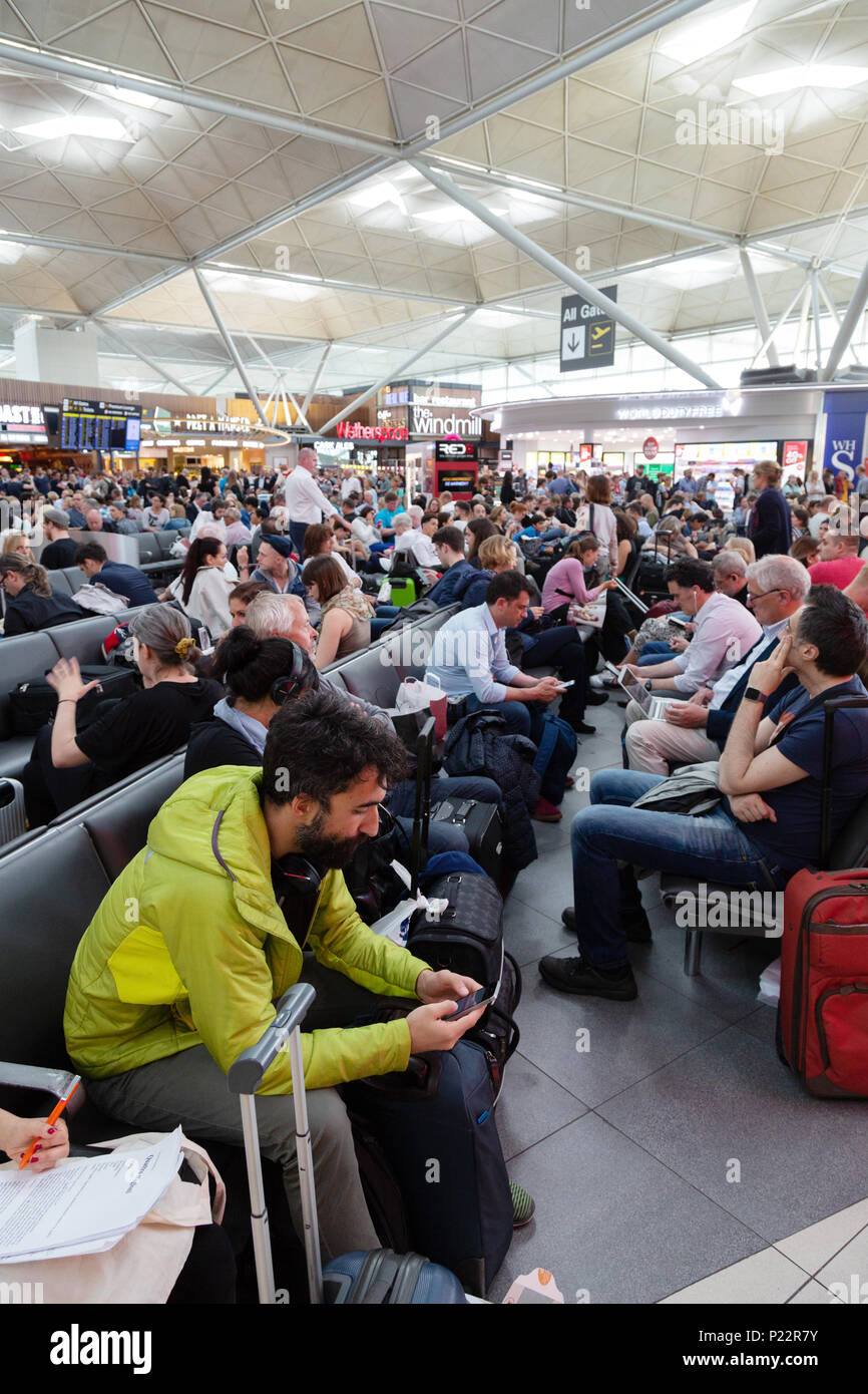 Stansted airport lounge di partenza, molto affollato a causa di cancellazioni di voli, l'aeroporto di Stansted, Essex London REGNO UNITO Foto Stock