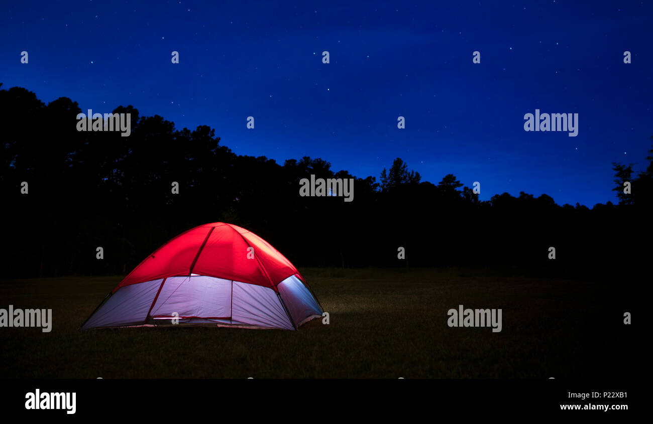 Tenda Nylon piantato in un campo con le stelle luminose sopra Foto Stock