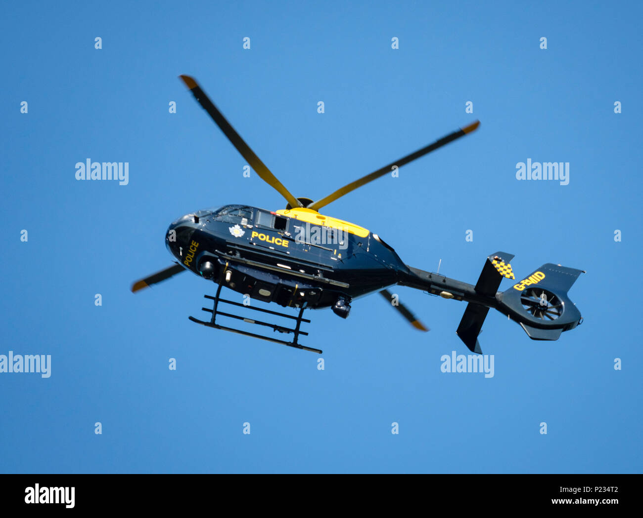 G-EMID polizia britannica Aviation Eurocopter EC135 elicottero su Reigate Foto Stock