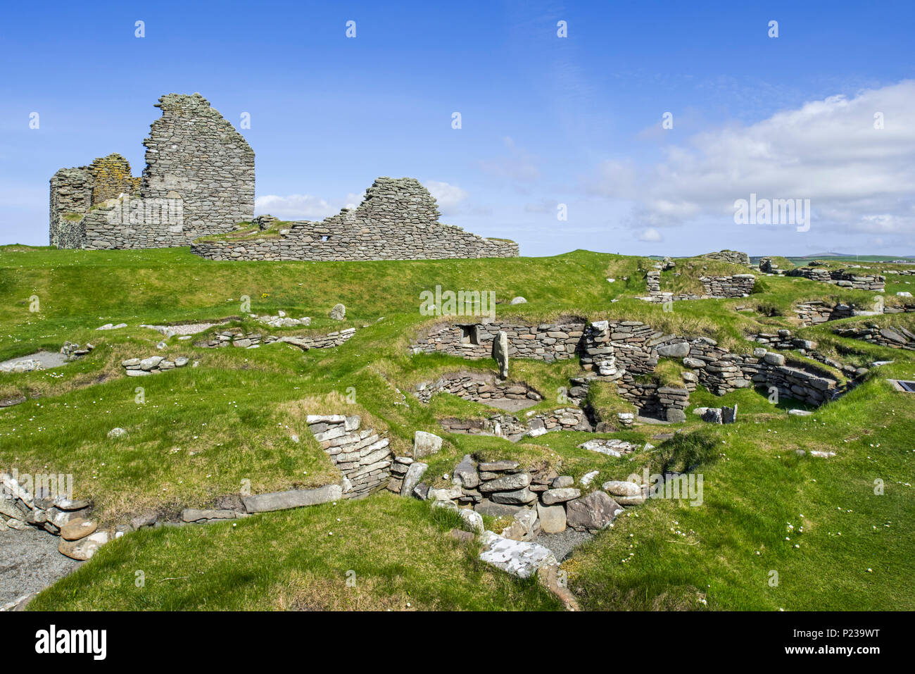 Jarlshof, sito archeologico che mostra preistorico, insediamenti dei norvegesi e il XVII secolo laird's house a Sumburgh Head, isole Shetland, Scotland, Regno Unito Foto Stock