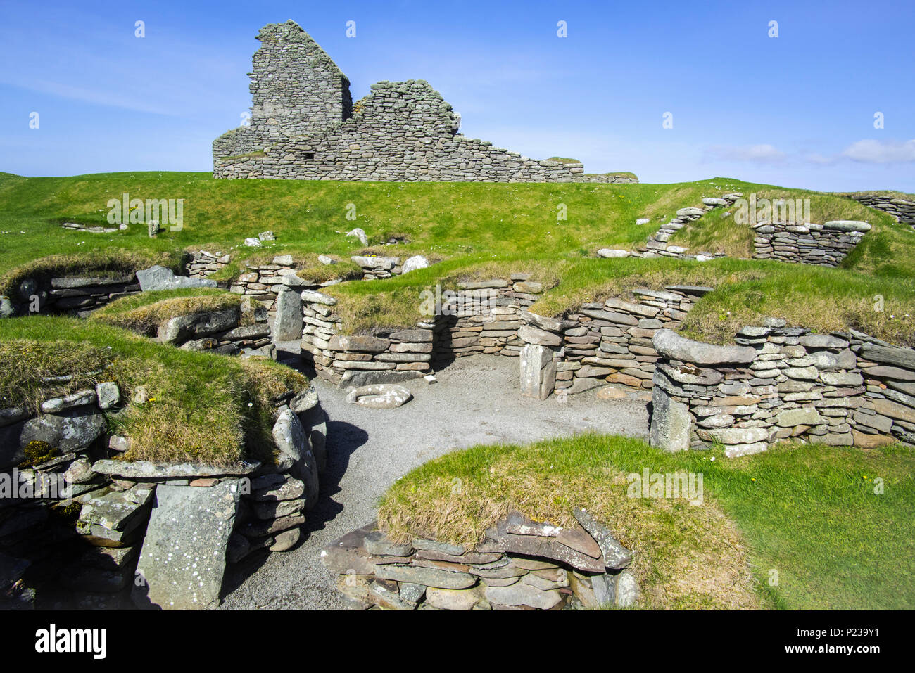 Jarlshof, sito archeologico che mostra preistorico, insediamenti dei norvegesi e il XVII secolo laird's house a Sumburgh Head, isole Shetland, Scotland, Regno Unito Foto Stock