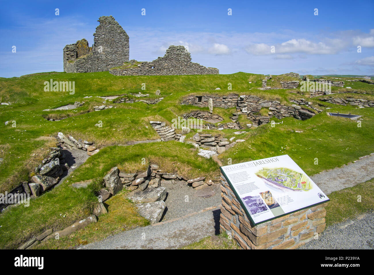 Jarlshof, sito archeologico che mostra preistorico, insediamenti dei norvegesi e il XVII secolo laird's house a Sumburgh Head, isole Shetland, Scotland, Regno Unito Foto Stock