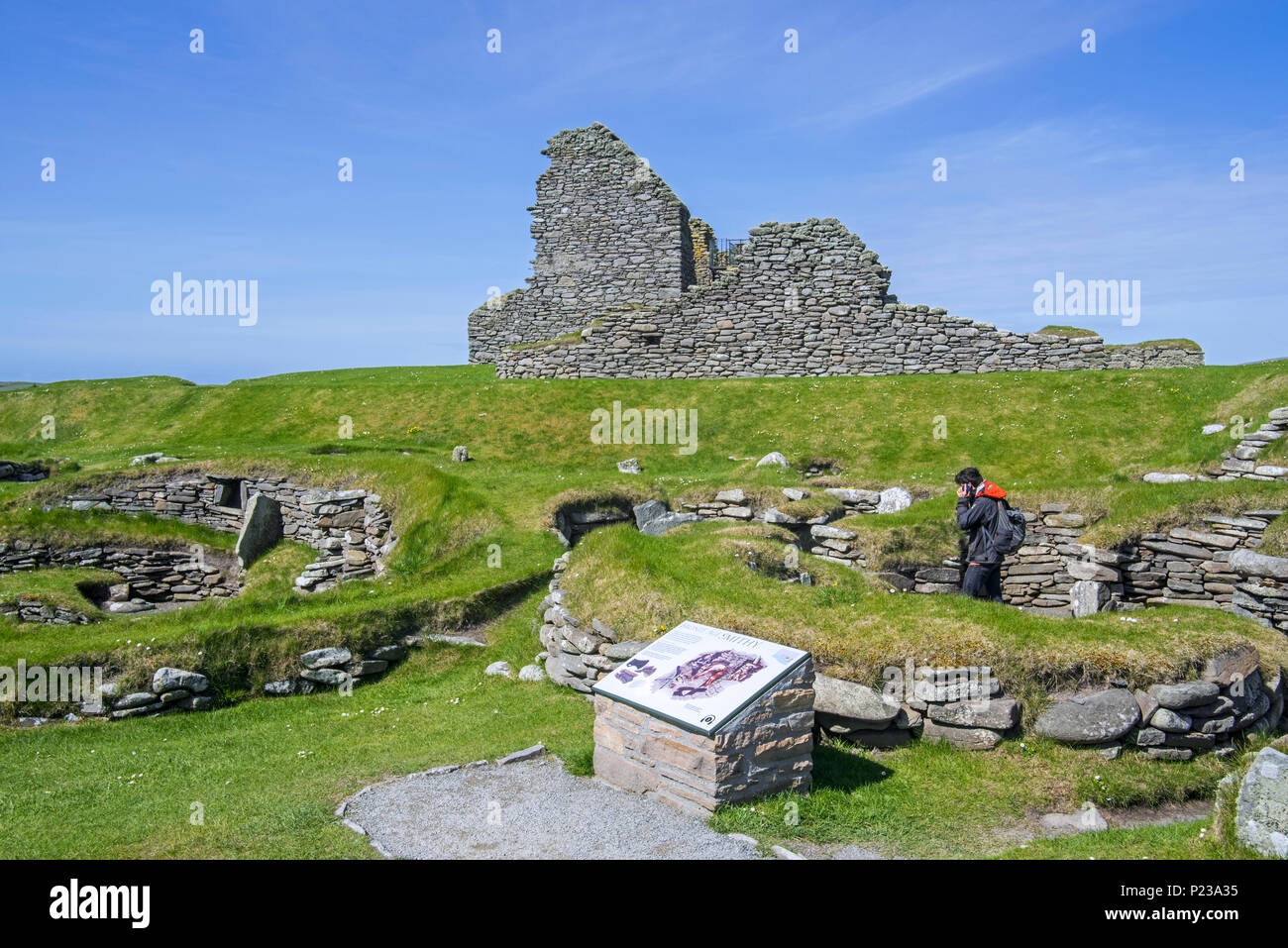 Visita turistica Jarlshof, sito archeologico che mostra 2500 BC preistorica e norreni insediamenti a Sumburgh Head, isole Shetland, Scotland, Regno Unito Foto Stock