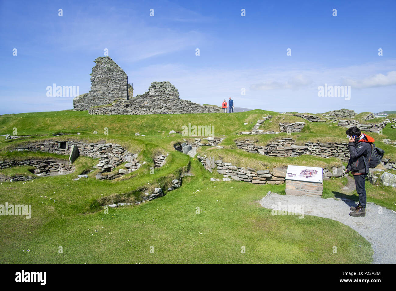 I turisti che visitano Jarlshof, sito archeologico che mostra 2500 BC preistorica e norreni insediamenti a Sumburgh Head, isole Shetland, Scotland, Regno Unito Foto Stock