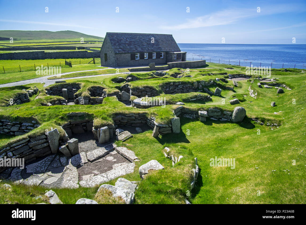 Centro visitatori presso Jarlshof, sito archeologico che mostra 2500 BC preistorica e norreni insediamenti a Sumburgh Head, isole Shetland, Scotland, Regno Unito Foto Stock