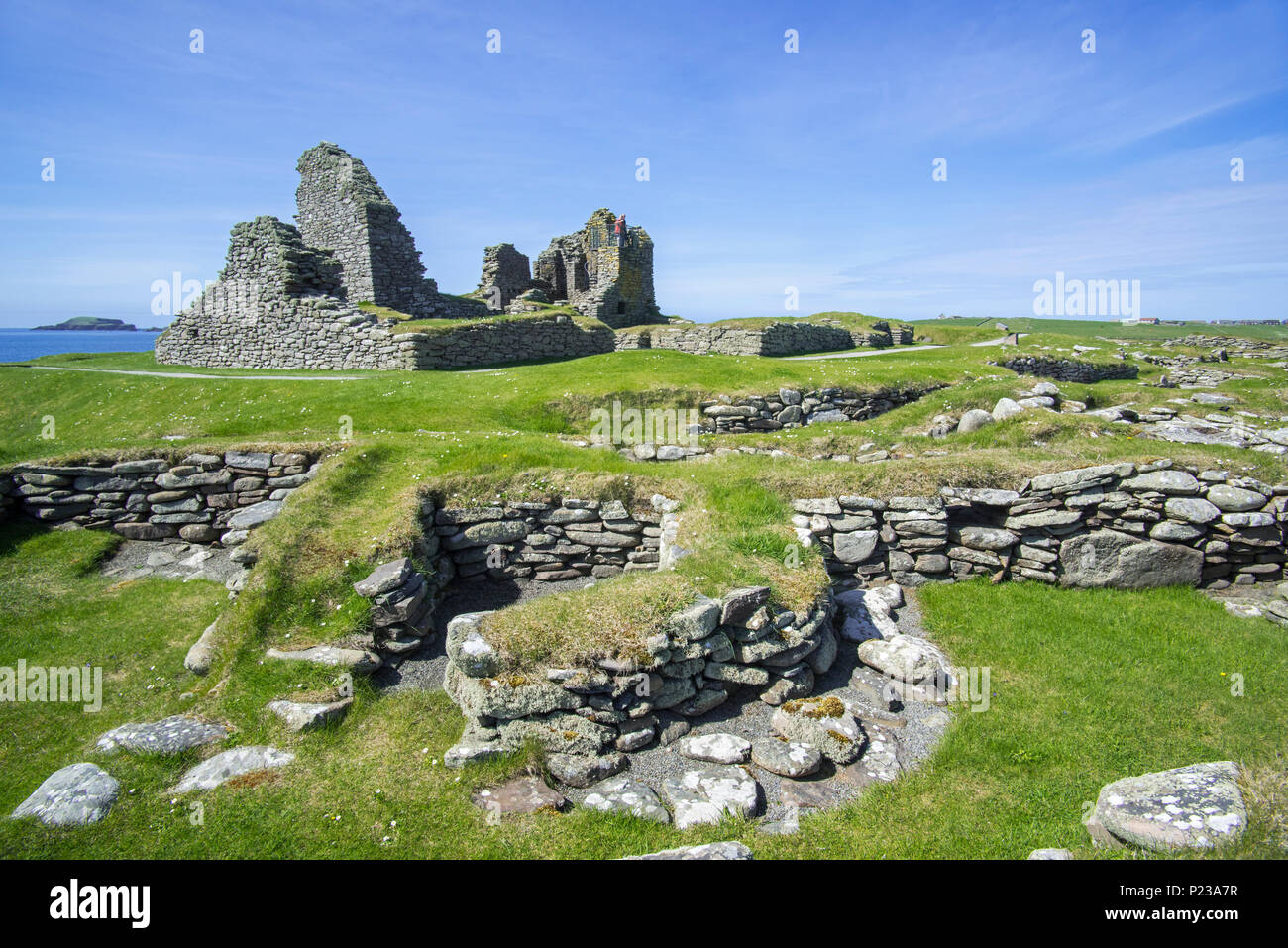 Resti di fattoria medievale e il XVII secolo laird's house a Jarlshof, sito archeologico Sumburgh Head, isole Shetland, Scotland, Regno Unito Foto Stock