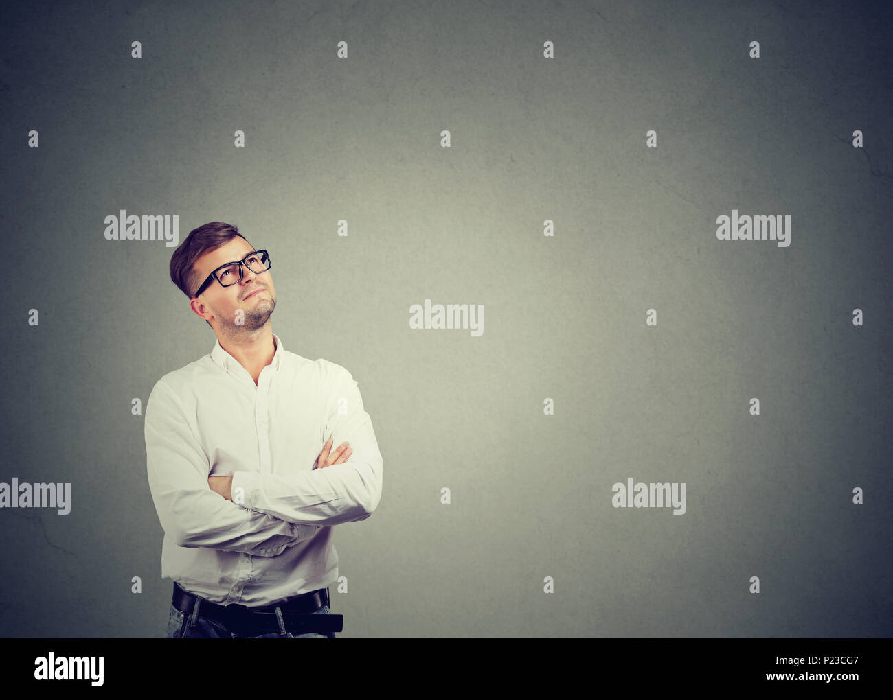 Bel Uomo in camicia bianca e occhiali cercando e fantasticando sognando di  carriera Foto stock - Alamy