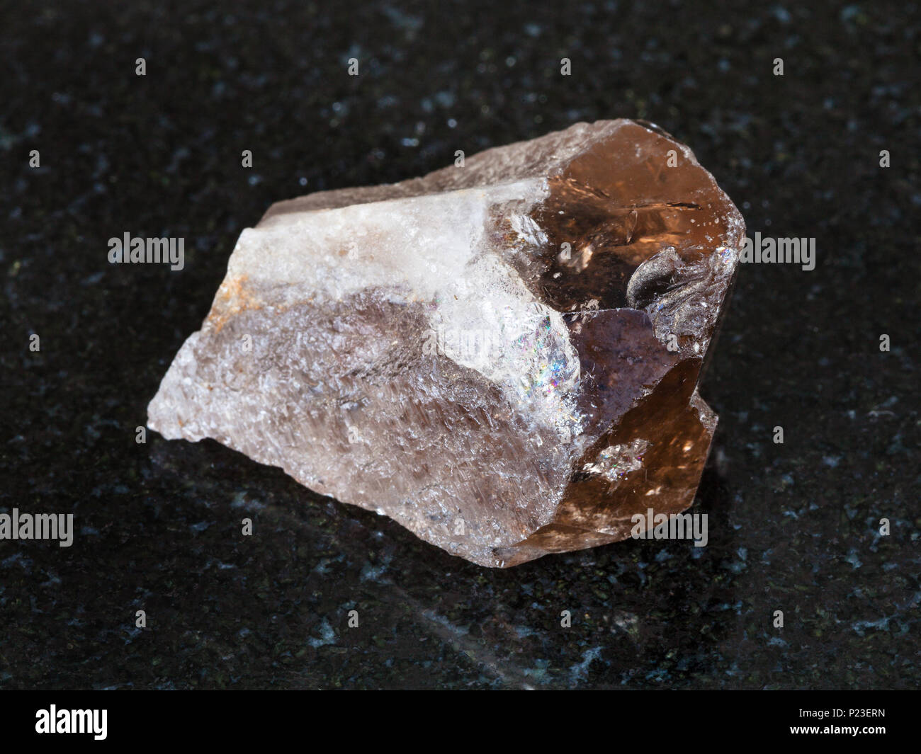 Le riprese in modalità macro di minerali naturali - materie quarzo fumè cristallo su granito nero da Monti Urali Foto Stock