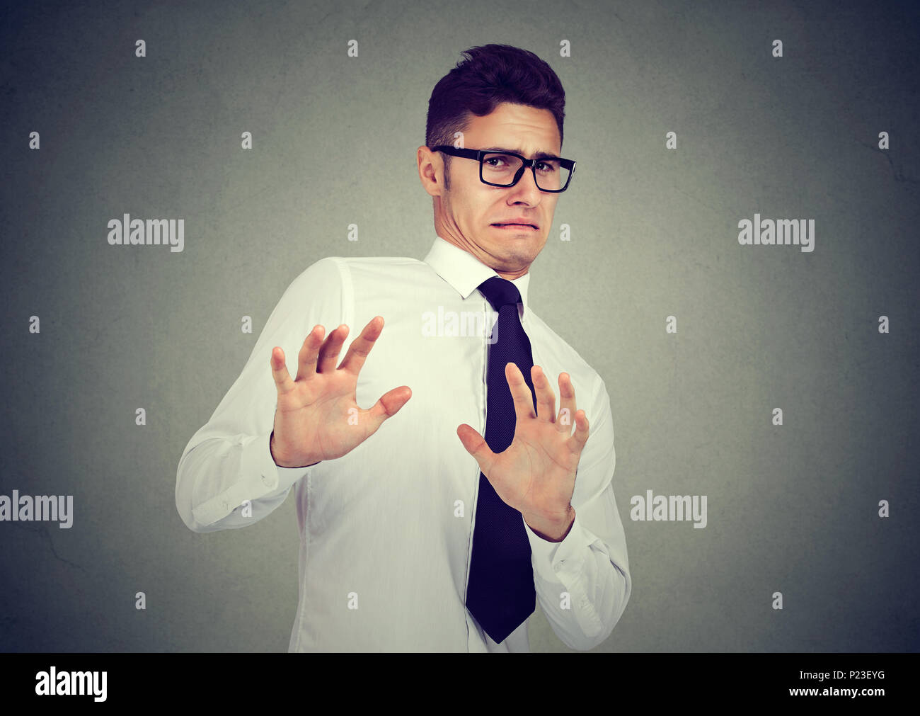 Disgustato young business uomo isolato su sfondo grigio Foto Stock