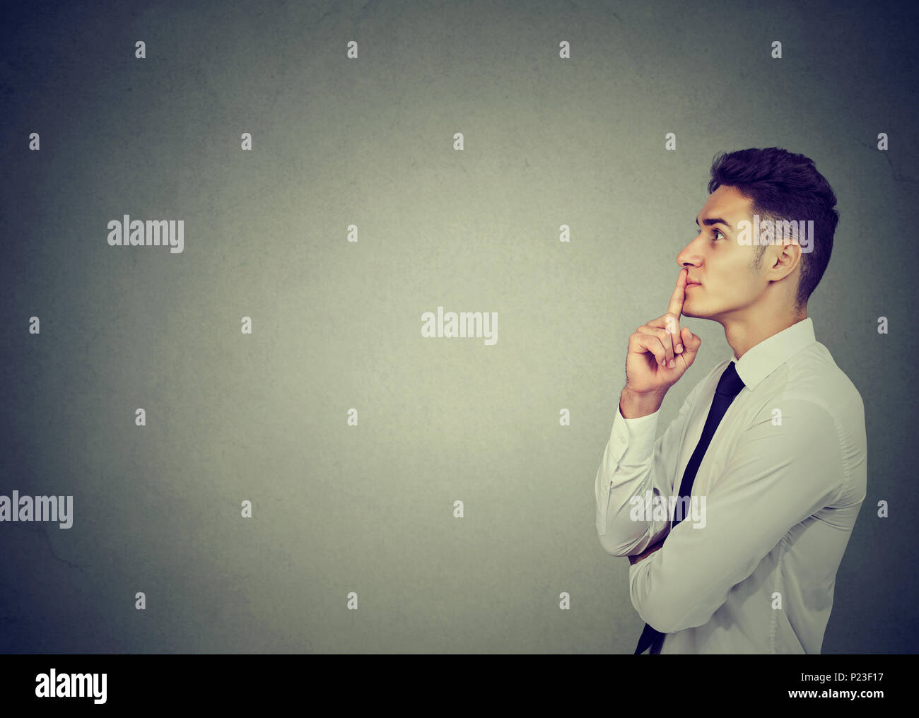 Considerato giovane uomo d affari che compongono la sua mente Foto Stock