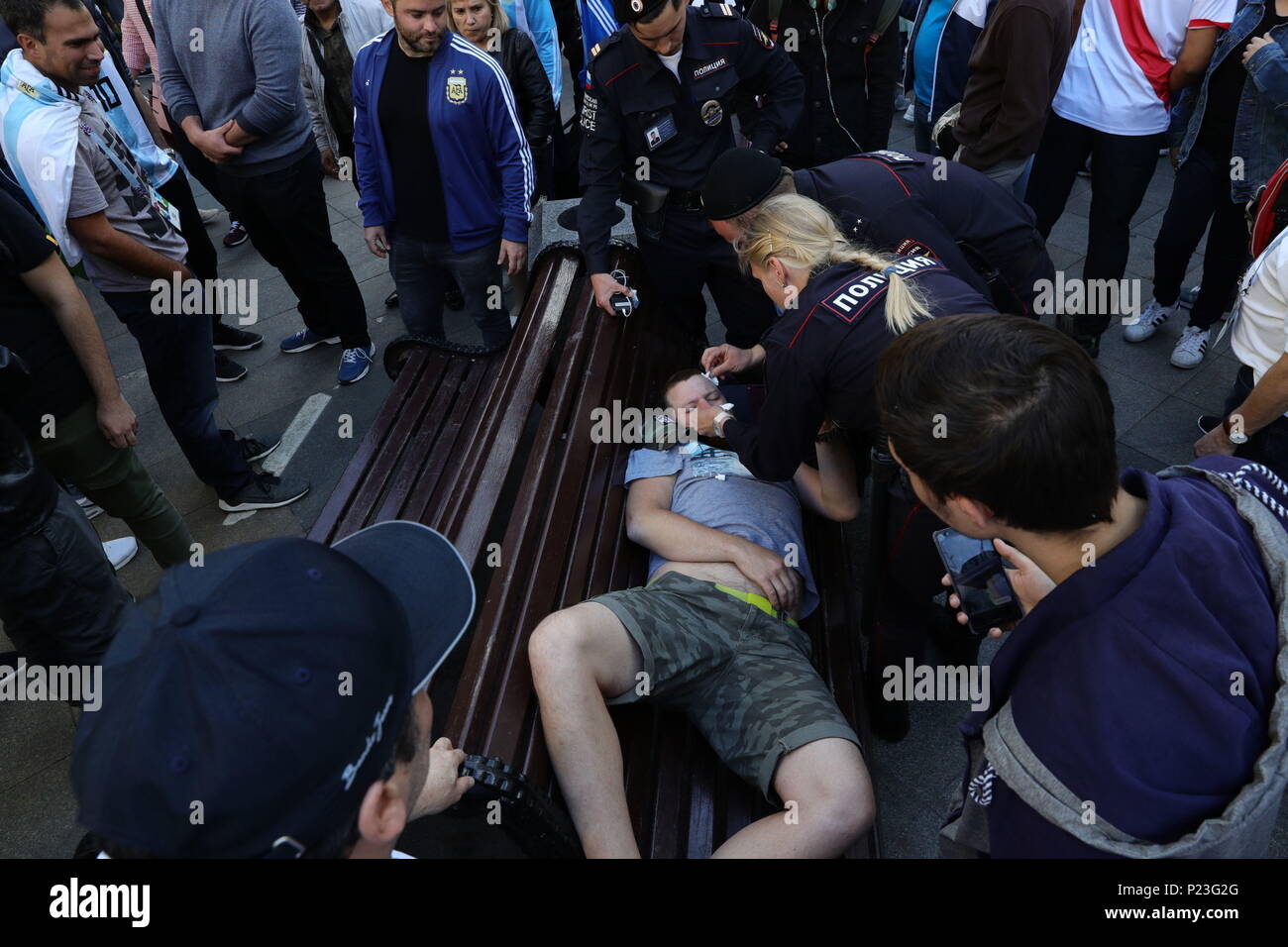 Un sostenitore della nazionale di calcio argentina team è fornita assistenza medica in strada vicino a Piazza Rossa alla vigilia del 2018 FIFA World Cup nel centro di Mosca, Russia. Foto Stock