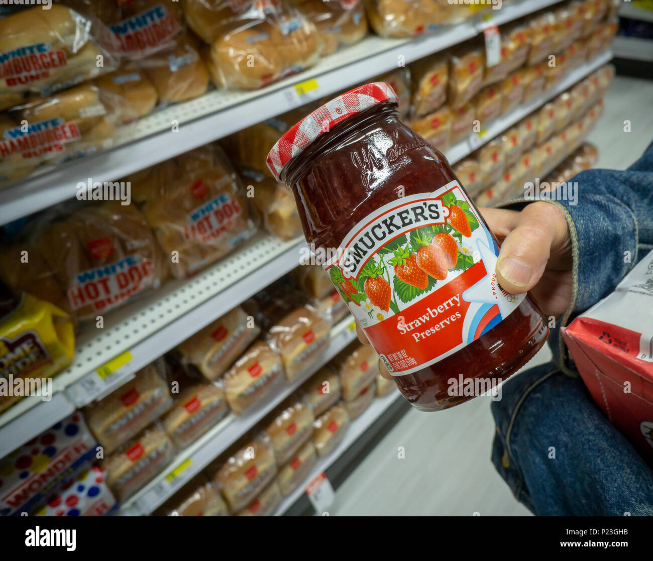 Un consumatore esigente sceglie un vasetto di Smucker's conserva in un supermercato di lunedì 4 giugno, 2018. Il J.M. Smucker Co. è pianificato per la relazione del primo trimestre i guadagni su giugno 7 prima della campana. (© Richard B. Levine) Foto Stock