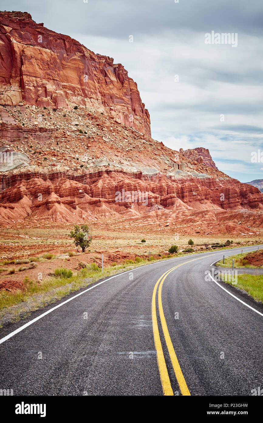 Strada panoramica nel Parco nazionale di Capitol Reef, Utah, Stati Uniti d'America. Foto Stock