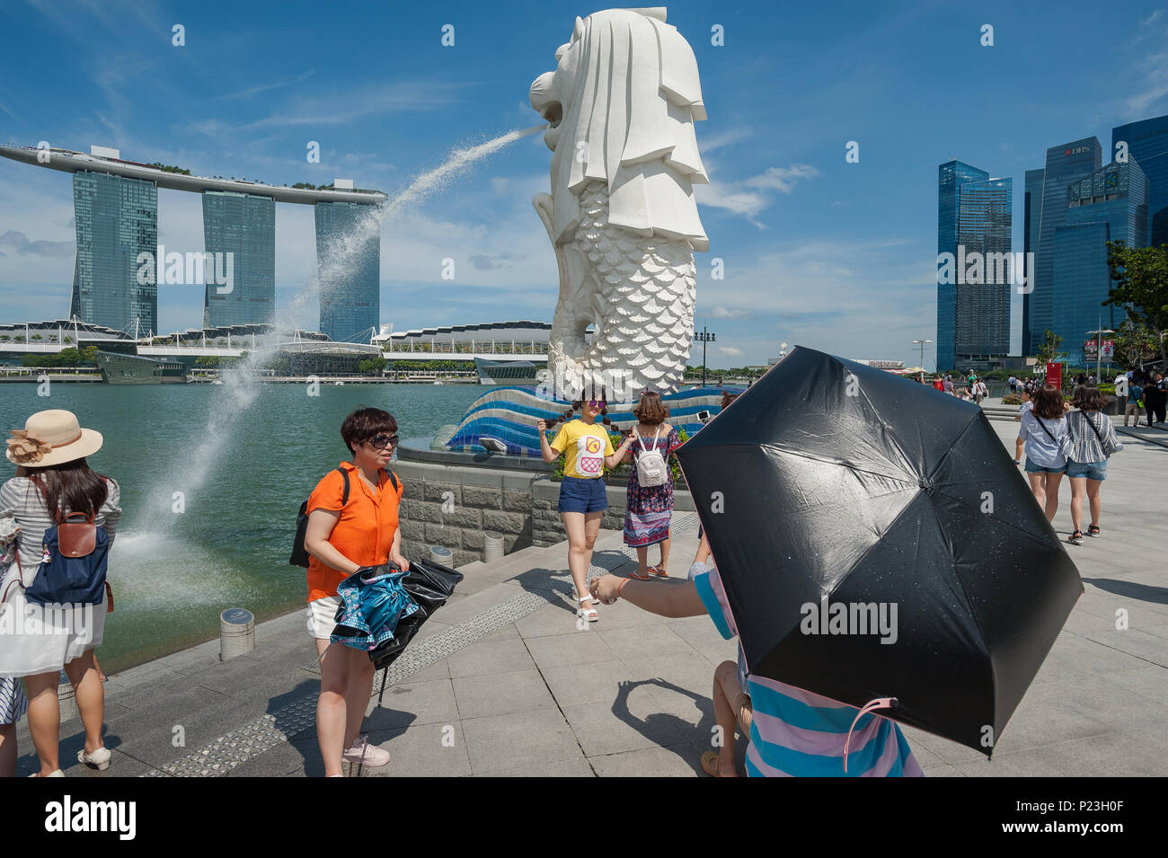 Singapore, Singapore, i turisti al Merlion Park Foto Stock