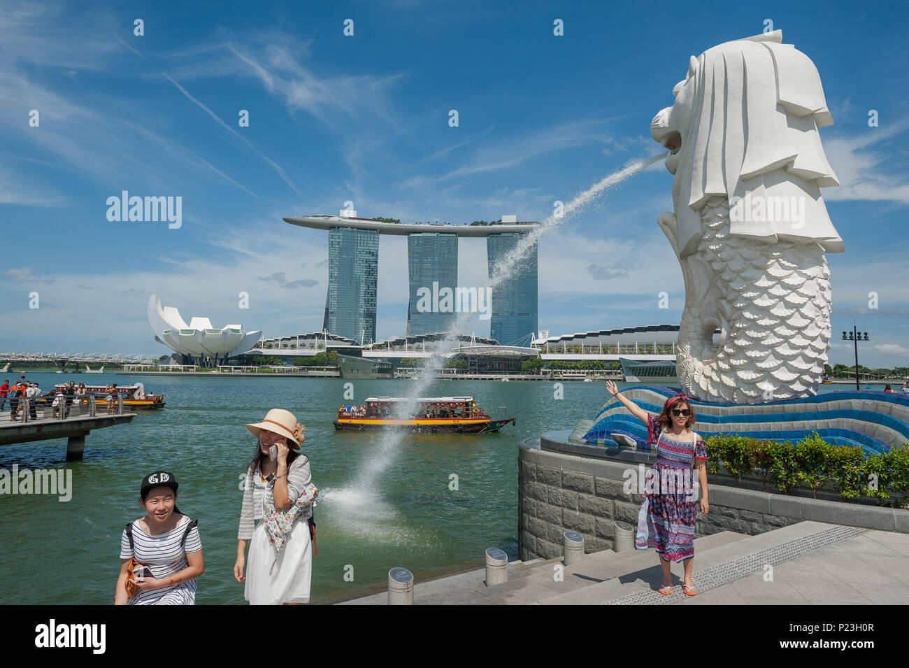 Singapore, Singapore, Marina Bay con ArtScience Museum, Marina Bay Sands Hotel e Merlion Foto Stock