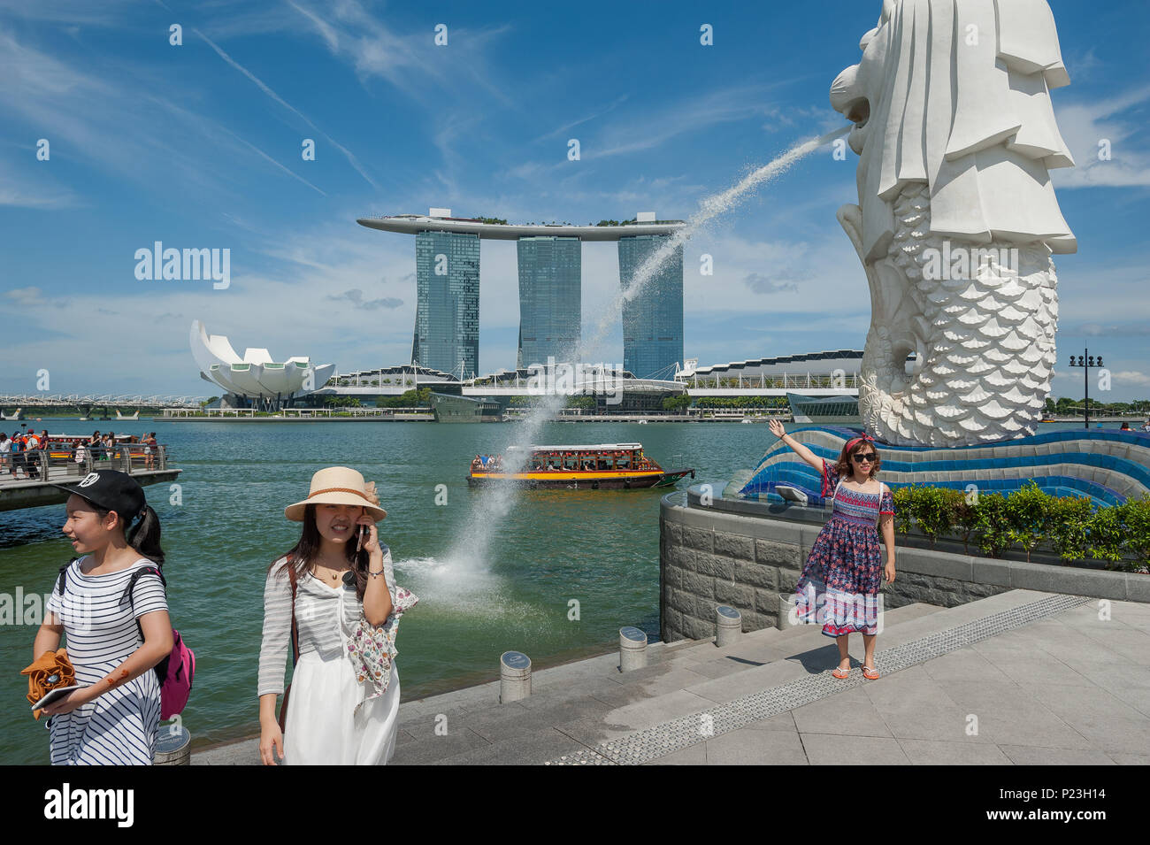 Singapore, Singapore, Marina Bay con ArtScience Museum, Marina Bay Sands Hotel e Merlion Foto Stock