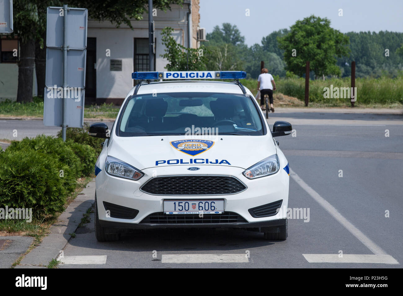 VUKOVAR, Croazia - 13 Maggio 2018: Croato le forze di polizia auto costruita da Ford. La polizia croata è anche noto come MUP, o Policija, ed è controllato dal Foto Stock